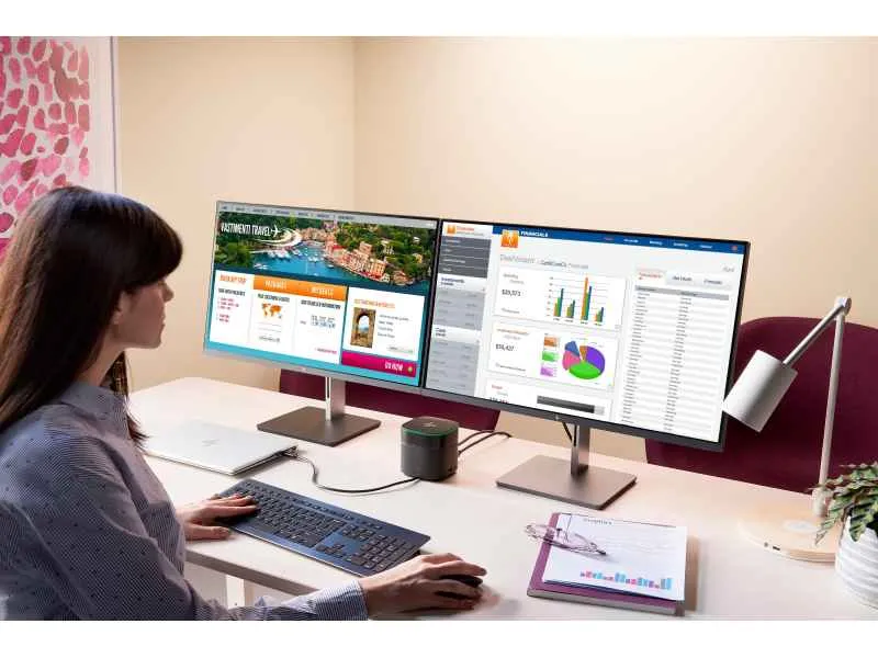 Dual-Monitor-Setup im Homeoffice mit Office-Daten und Urlaubsportal auf den Bildschirmen
