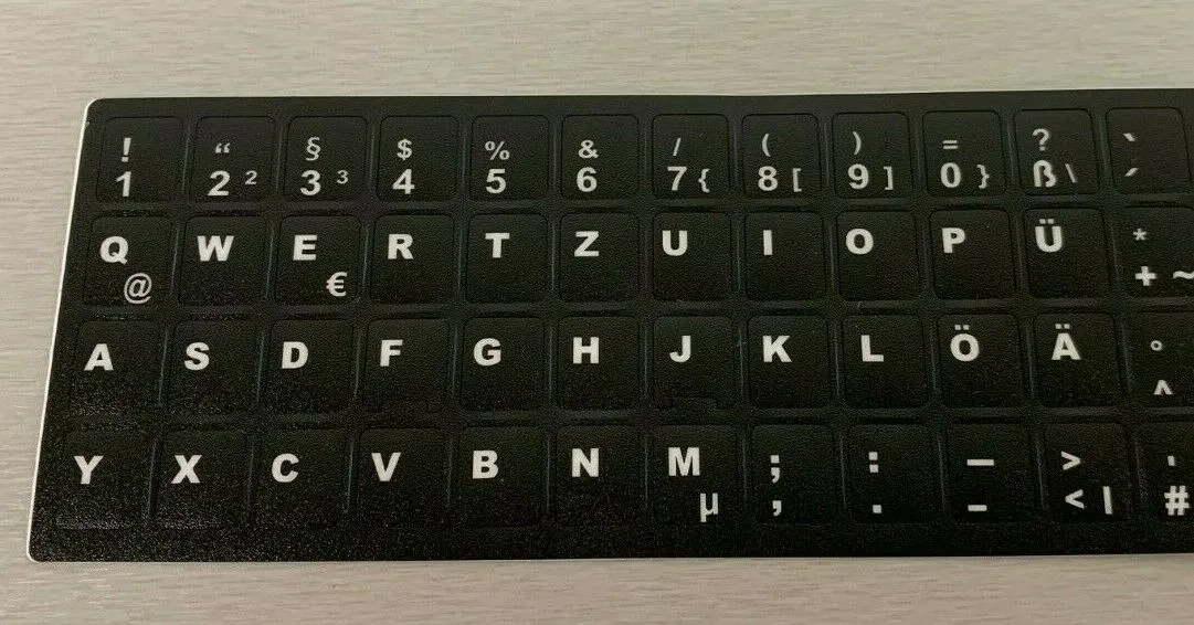 Nahaufnahme eines QWERTZ-Aufklebersets mit klar lesbaren Ziffern und Umlauten