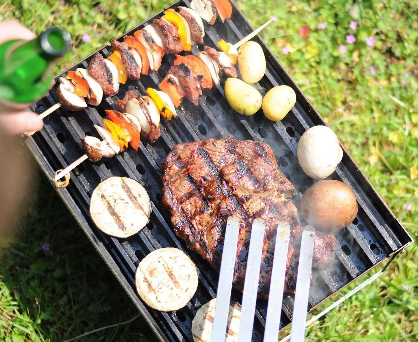 Bratesel Premium - Holzkohlegrill mit Premium "Grill Grates" und Kohlebeutel sowie Transporttasche Schwarz