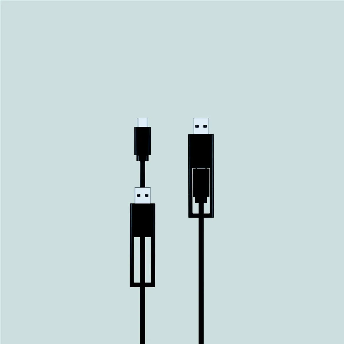 Zwei verschiedene USB-Kabeltypen nebeneinander, erkennbar durch unterschiedliche Form und Größe der Stecker