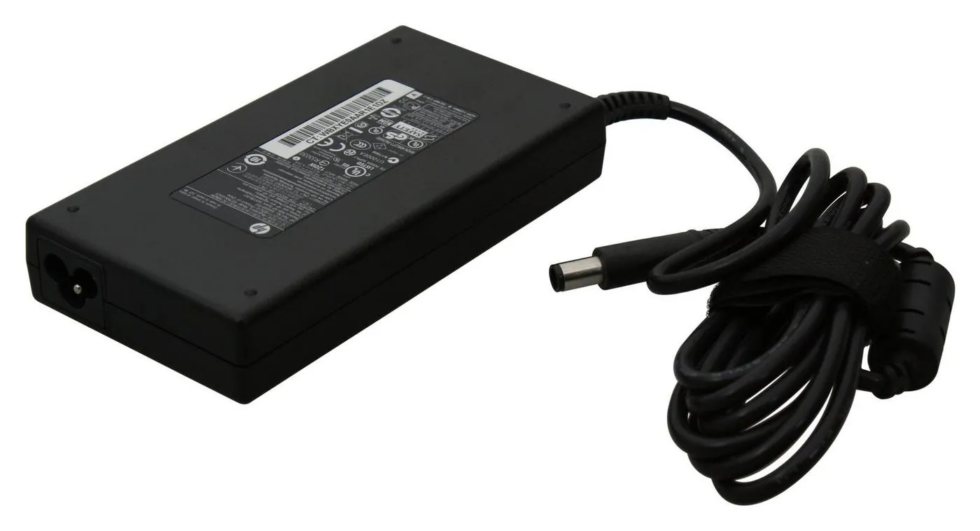 Laptop-Ladegerät mit massiver Bauweise, Anschlussbuchse links und flexiblem Kabel