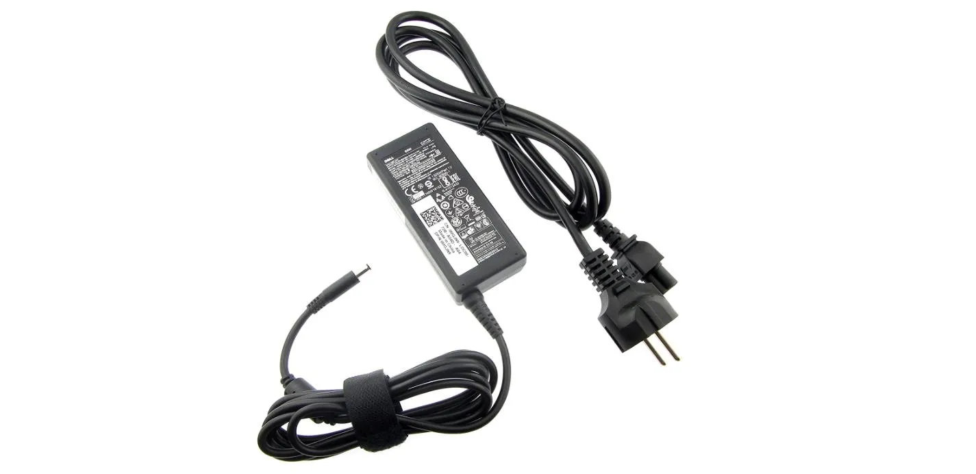 Dell-Adapter mit schwarzem Stromkabel, zusammengewickelt und steckerfertig