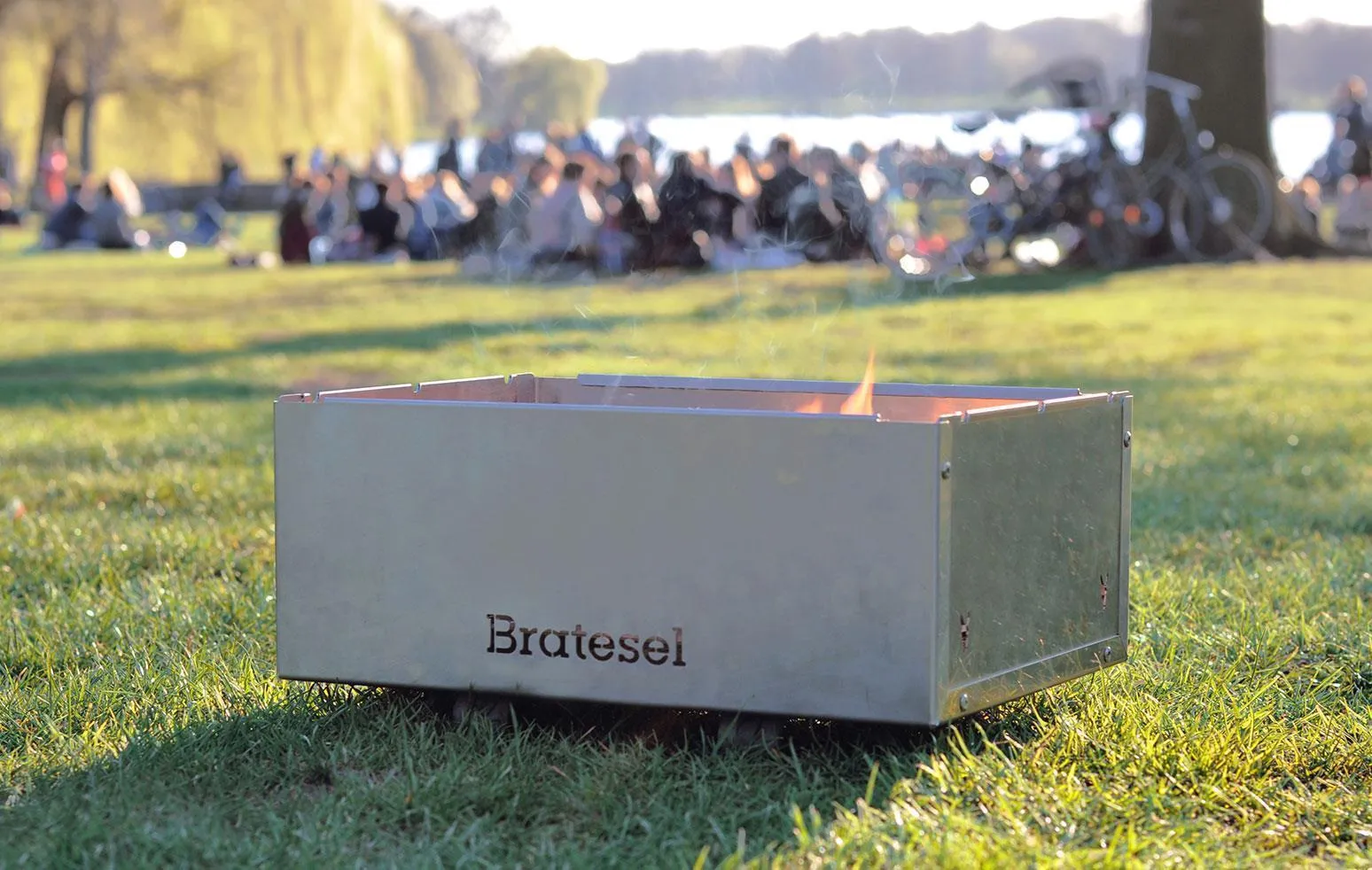 Bratesel Premium - Holzkohlegrill mit Premium "Grill Grates" und Kohlebeutel sowie Transporttasche Schwarz
