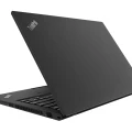 Lenovo ThinkPad T490s – Rückansicht des teilweise geöffneten Laptops mit sichtbarem ThinkPad-Logo und seitlichen Anschlüssen