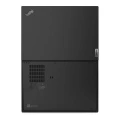 Rückseite eines geschlossenen Lenovo ThinkPad-Laptops in schwarzem Gehäuse