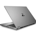HP Notebook in Silber, leicht geöffnet, mit Z-Logo auf dem Gehäusedeckel und Lüftungsschlitzen an der Rückseite