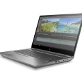 Seitliche Frontansicht eines grauen HP Laptops mit geöffneter Videobearbeitungssoftware und breitem Display