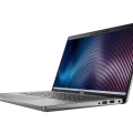 DELL Latitude 5440 | 16GB | 512GB SSD | FHD | Win 11 Pro | DE Dell Latitude E5440 Laptop in silber, schräg von vorne rechts fotografiert mit geöffnetem Display