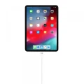 Apple iPad mit angeschlossenem USB-C Kabel, zeigt Homescreen mit bunten App-Symbolen