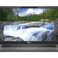 Dell Latitude 7320 in frontaler Ansicht, geöffnet mit eingeschaltetem Display und sichtbarer Tastatur