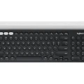 Obere Draufsicht auf eine Logitech Bluetooth-Tastatur mit runden Tasten im QWERTY-Layout