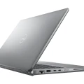 DELL Latitude 5440 | 16GB | 512GB SSD | FHD | Win 11 Pro | DE Dell Latitude E5440 Laptop in silber, schräg von hinten rechts fotografiert, leicht geöffnet mit sichtbarer Tastatur und Lüftungsschlitzen