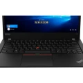 Lenovo ThinkPad T490s – Laptop mit leicht geöffnetem Display, zeigt Windows-Anmeldebildschirm über der beleuchteten Tastatur