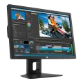 HP Z24i Monitor | 24" | WUXGA | Schwarz | Stärkere Gebrauchsspuren HP Z24i Monitor – schräge Frontansicht mit eingeschaltetem Display (links)