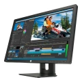 HP Z24i Monitor | 24" | WUXGA | Schwarz | Stärkere Gebrauchsspuren HP Z24i Monitor – schräge Frontansicht mit eingeschaltetem Display (rechts)