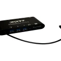 Schräg von vorne gezeigter USB-C Hub mit drei USB-A-Anschlüssen und SD-Kartenleser