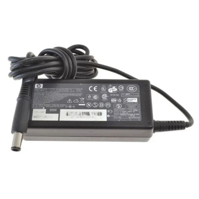 Standardstromadapter von HP mit erkennbaren Anschlüssen und Herstellerlogo