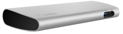 Schräger Blick auf die Belkin Dock mit seitlichem USB-A- und Audioanschluss